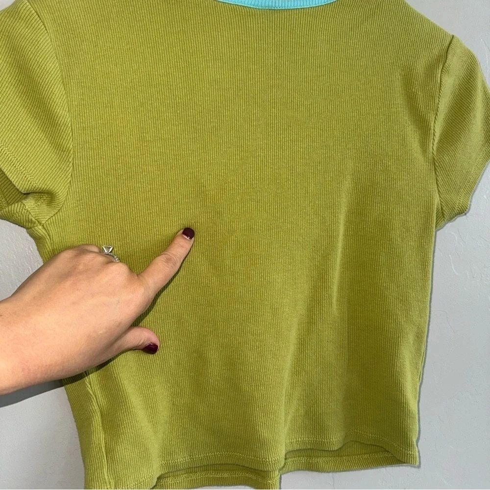 Wild Fable Woman’s Top Tee Sz M Lime Green Cut Outs Light Blue Trim Crop Ribbed - Picture 6 of 6